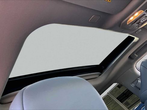 Used 2023 Toyota Highlander XLE AWD/4WD image 14