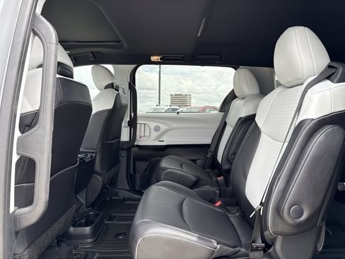 Used 2026 Toyota Sienna XSE image 11