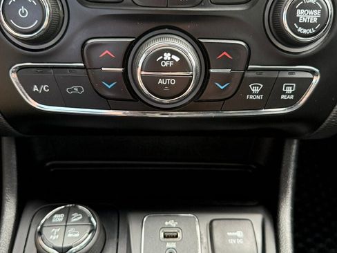Used 2019 Jeep Cherokee Trailhawk w/ Comfort/Convenience Group AWD/4WD image 38