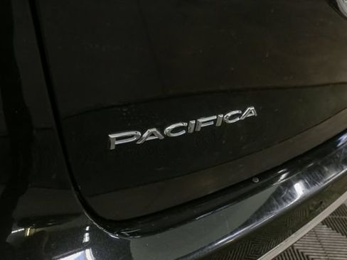 Used 2023 Chrysler Pacifica Touring-L FWD image 9