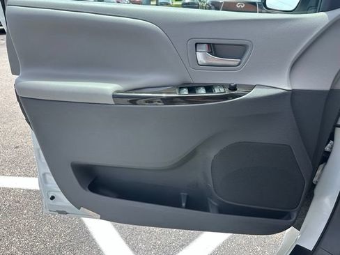 Used 2017 Toyota Sienna XLE w/ XLE Navigation Package FWD image 25