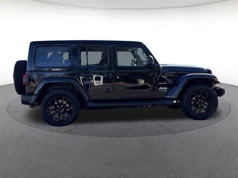 Used 2022 Jeep Wrangler Unlimited Sahara image 6