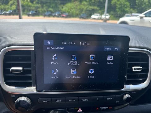 Used 2025 Hyundai Venue SEL FWD image 12