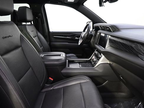 Used 2021 GMC Yukon Denali w/ Denali Premium Package image 16