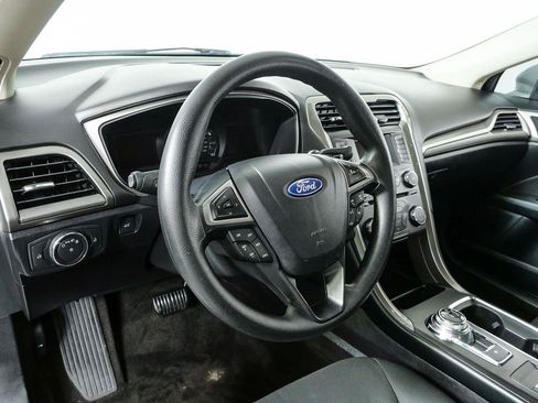 Used 2018 Ford Fusion SE FWD image 4