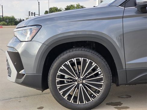 New 2025 Volkswagen Taos SE image 5