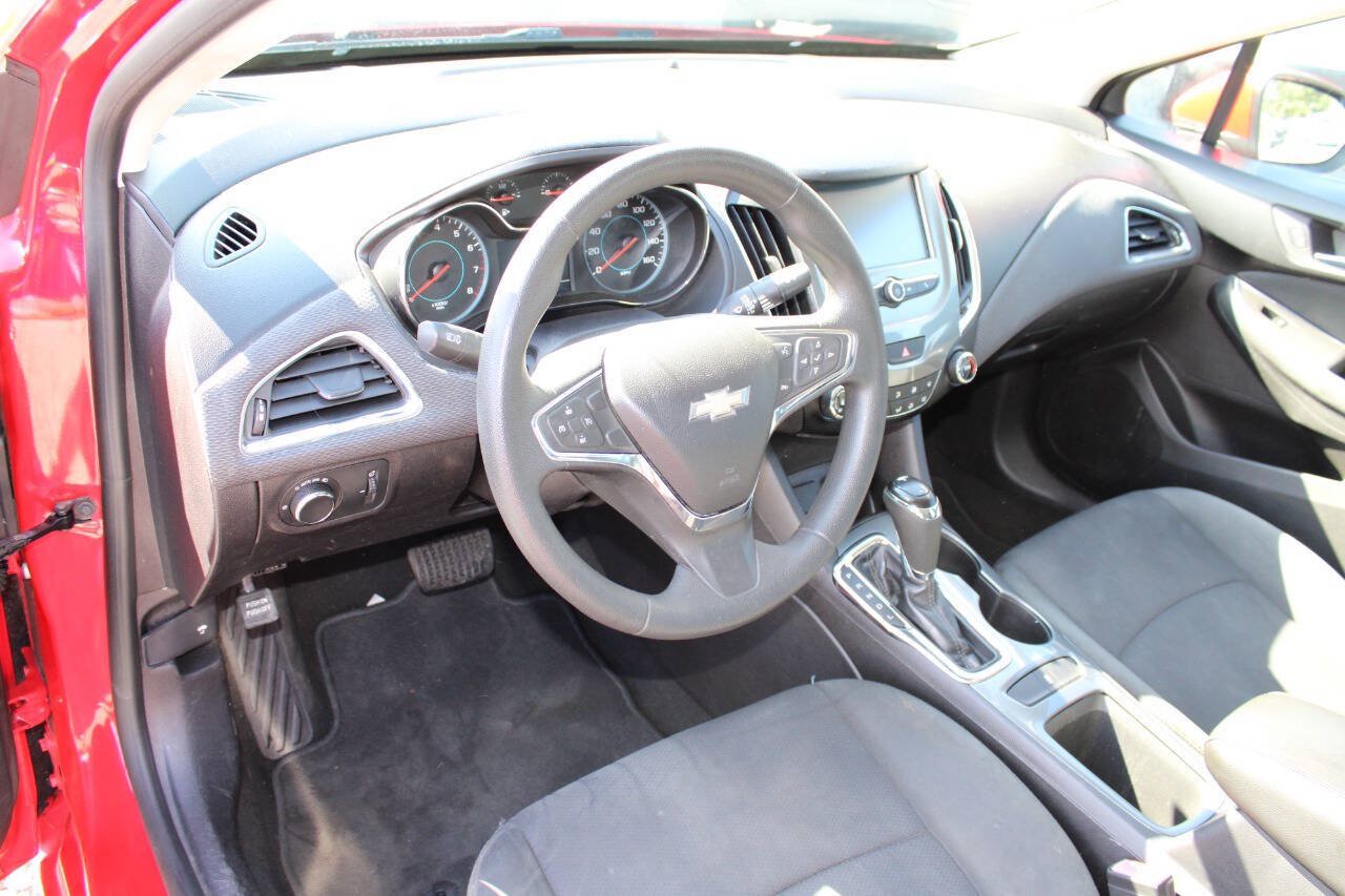 Used 2017 Chevrolet Cruze LT FWD image 14