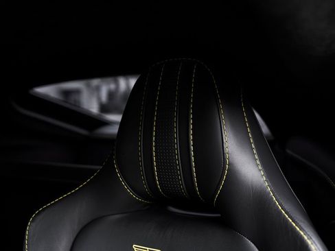 Used 2023 Aston Martin V8 Vantage Coupe RWD image 36