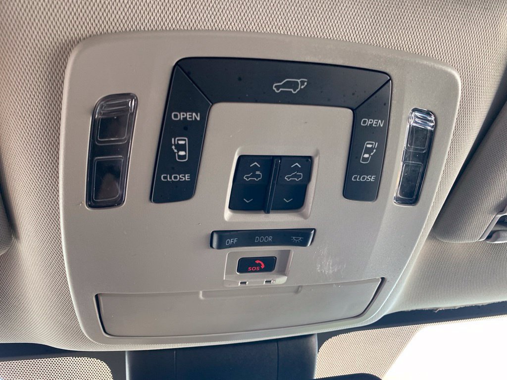 Used 2023 Toyota Sienna XLE FWD image 17
