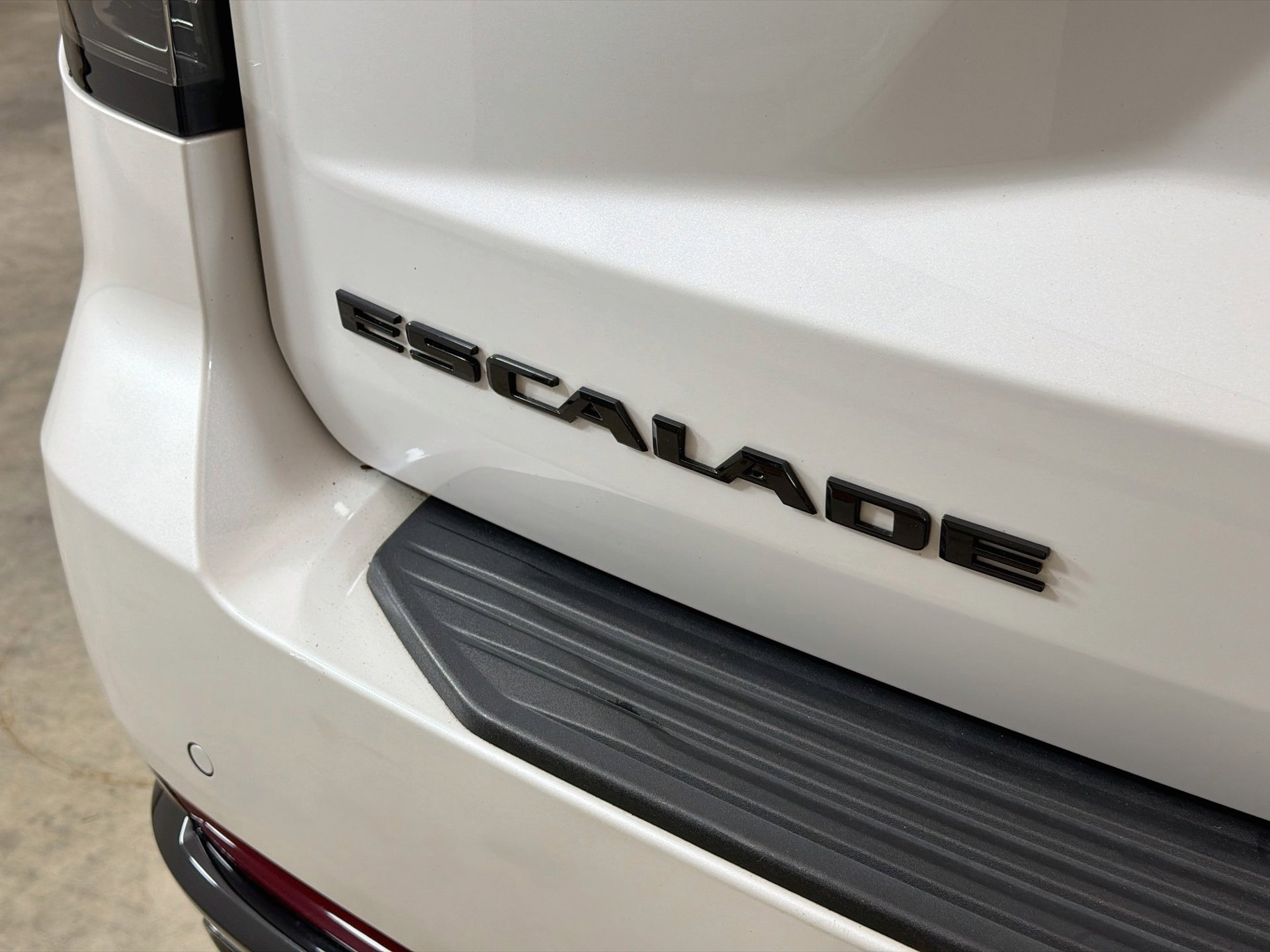 Used 2024 Cadillac Escalade ESV Sport w/ LPO, ONYX Package AWD/4WD image 11