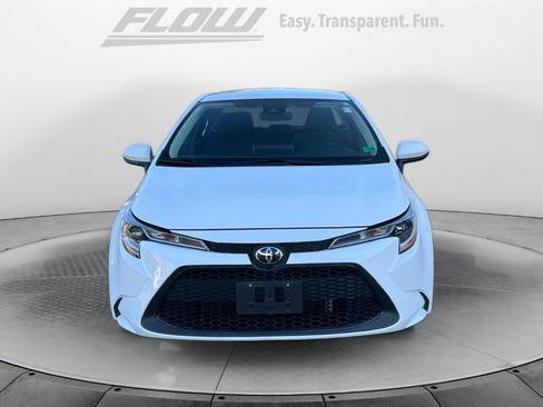 Used 2021 Toyota Corolla LE image 3