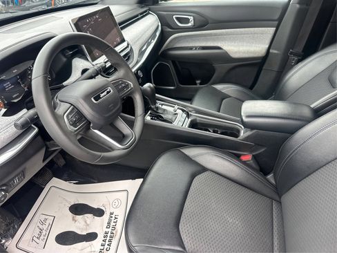 Used 2024 Jeep Compass Latitude image 11
