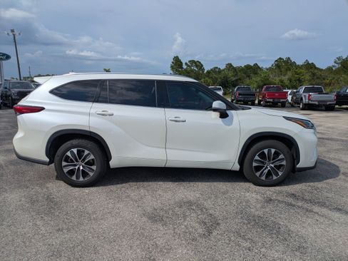 Used 2021 Toyota Highlander XLE FWD image 3