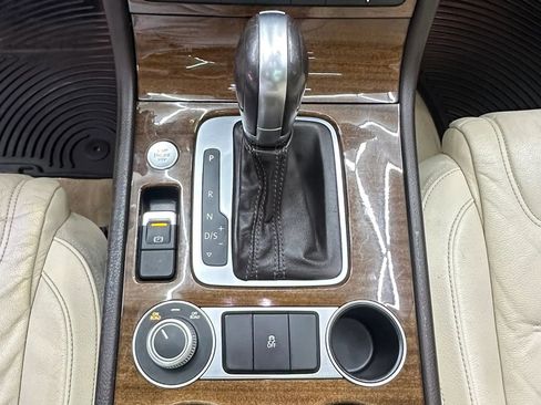 Used 2015 Volkswagen Touareg VR6 image 20