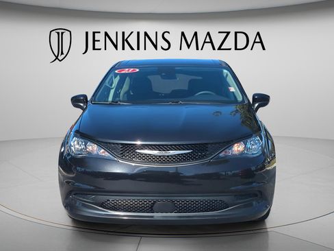 Used 2023 Chrysler Voyager LX image 3