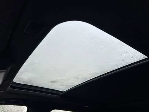 Used 2024 GMC Yukon SLT w/ SLT Luxury Package image 12