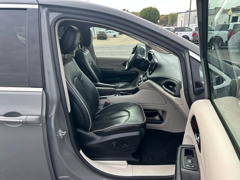 Used 2022 Chrysler Pacifica Limited image 30