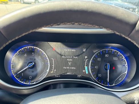 Used 2024 Chrysler Pacifica Touring-L image 17