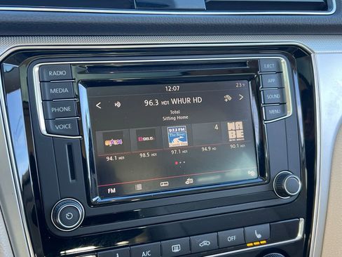 Used 2019 Volkswagen Passat 2.0T Wolfsburg image 22