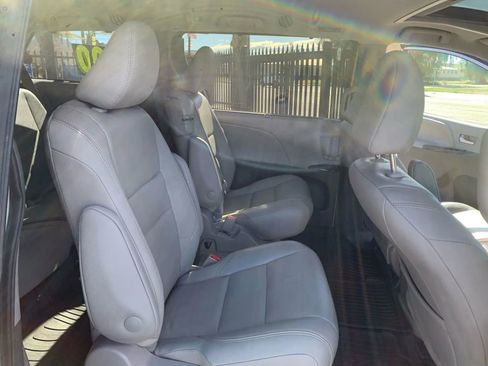 Used 2018 Toyota Sienna XLE w/ XLE Navigation Package image 11
