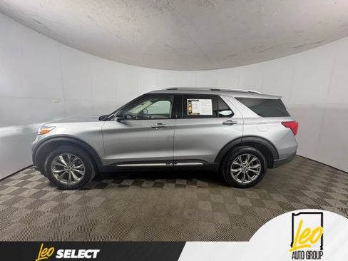 Used 2022 Ford Explorer Limited w/ Equipment Group 301A AWD/4WD image 2