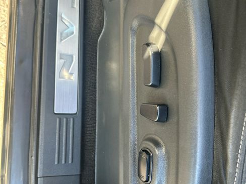 Used 2018 Nissan Titan SV w/ SV Convenience Package image 16