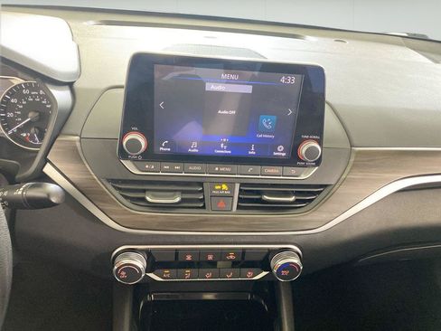 Used 2024 Nissan Altima 2.5 SV FWD image 24