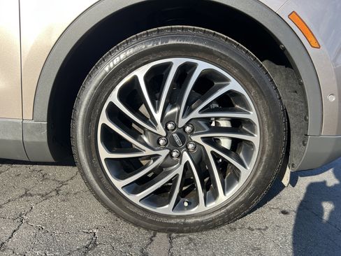 Used 2019 Lincoln Nautilus Reserve image 10