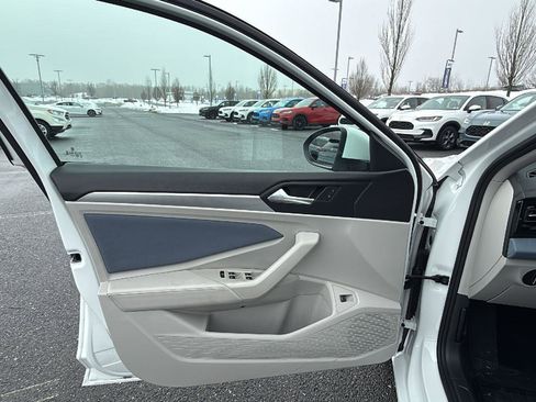 Used 2025 Volkswagen Jetta SE w/ Sunroof Package image 22