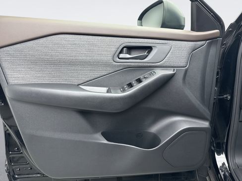 Used 2023 Nissan Rogue S AWD/4WD image 9