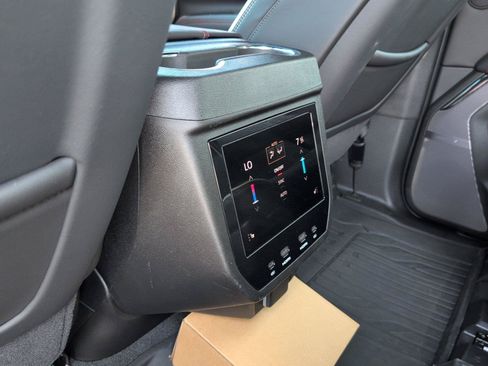 Certified 2025 GMC Yukon AT4 Ultimate AWD/4WD image 36