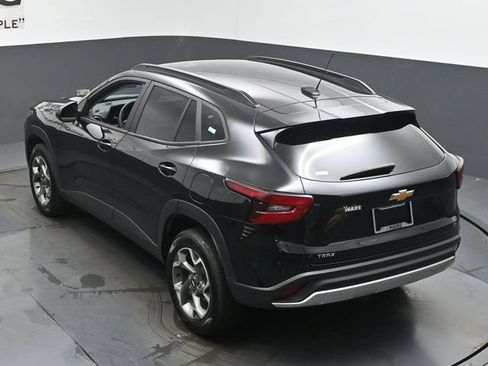 Used 2025 Chevrolet Trax LT FWD image 41