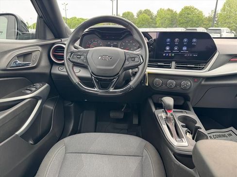 Used 2025 Chevrolet Trax RS w/ Sunroof Package FWD image 12