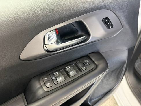 Used 2026 Chrysler Pacifica Select FWD image 9