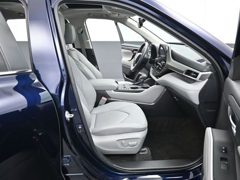 Certified 2024 Toyota Highlander XLE AWD/4WD image 36