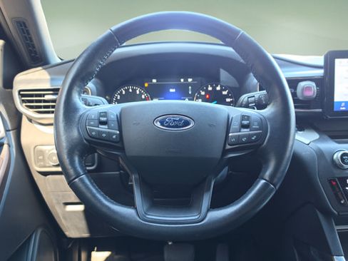 Used 2020 Ford Explorer XLT w/ Equipment Group 202A AWD/4WD image 11