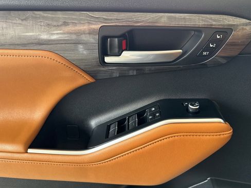 New 2026 Toyota Highlander Platinum image 12