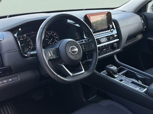 Used 2025 Nissan Pathfinder SV w/ SV Premium Package FWD image 12