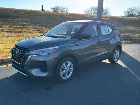 New 2025 Nissan Kicks Play S image 2