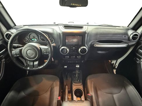 Used 2015 Jeep Wrangler Unlimited Sahara w/ Connectivity Group AWD/4WD image 12