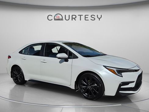 Certified 2025 Toyota Corolla SE w/ SE Premium Package image 3