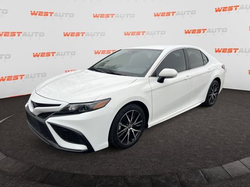 Used 2021 Toyota Camry SE w/ Cold Weather Package image 1