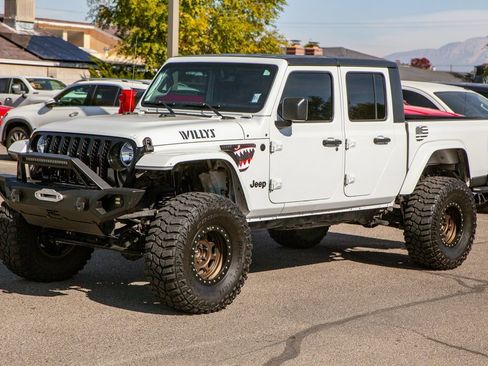 Used 2021 Jeep Gladiator Willys image 9