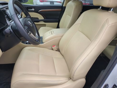 Used 2019 Toyota Highlander Limited Platinum FWD image 15