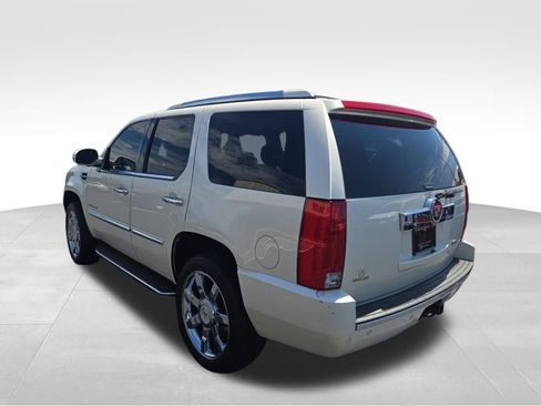 Used 2012 Cadillac Escalade Luxury image 3