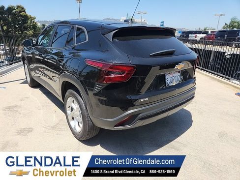 Used 2024 Chevrolet Trax LS w/ LS Convenience Package FWD image 3