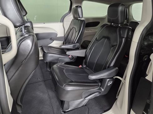Used 2023 Chrysler Pacifica Touring-L FWD image 23