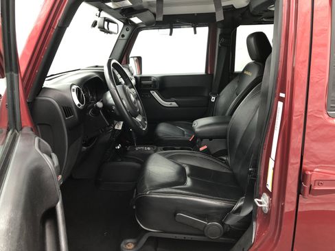 Used 2013 Jeep Wrangler Unlimited Sahara image 11