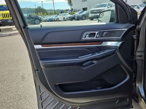 Used 2018 Ford Explorer Limited image 23