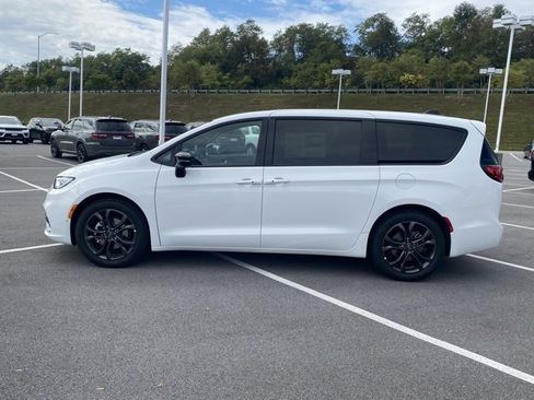 New 2026 Chrysler Pacifica Select image 4
